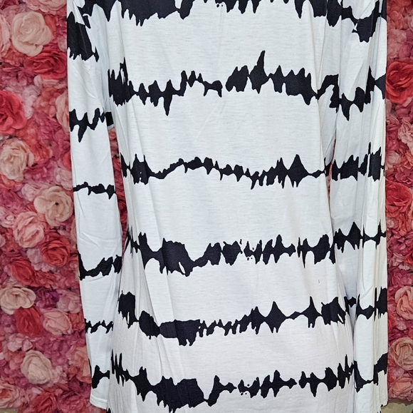 BLACK/WHITE TOP (XL)(BUNDLE ITEM)#64 - Picture 2 of 4